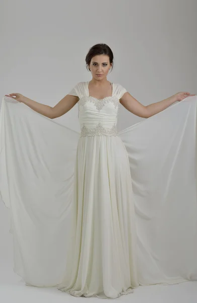 Portret van een mooie vrouw gekleed als een bruid — Stockfoto