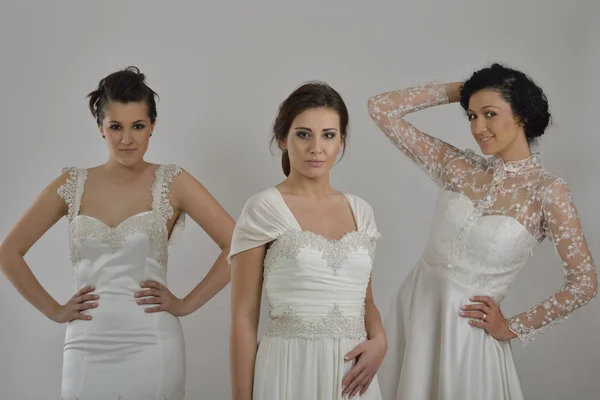Esküvői ruha három gyönyörű nő portréja — Stock Fotó