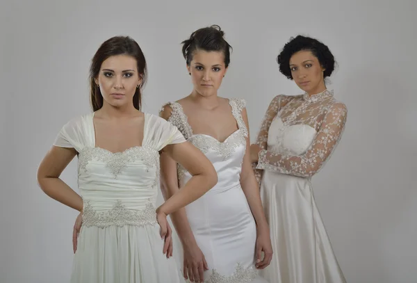 在婚纱中三个美丽女子肖像 — 图库照片