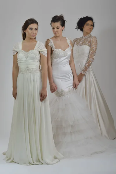 Portret trzech piękna kobieta w sukni ślubnej — Zdjęcie stockowe