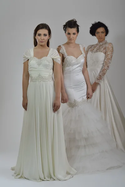 Retrato de uma mulher bonita três em vestido de noiva — Fotografia de Stock