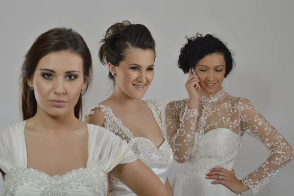 Porträt einer drei schönen Frauen im Hochzeitskleid — Stockfoto