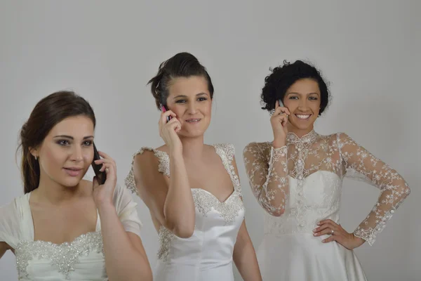 Портрет трех красивых женщин в свадебном платье — стоковое фото