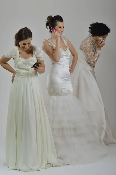Portrét tří krásná žena ve svatebních šatech — Stock fotografie