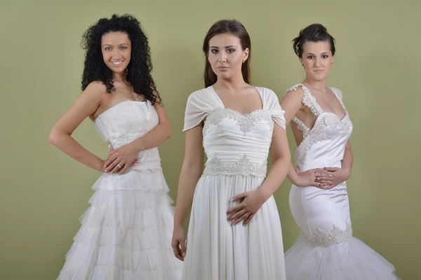 Портрет трьох красивих жінок у весільній сукні — стокове фото
