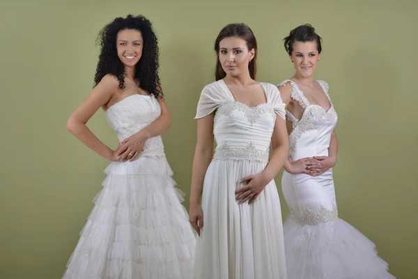 Портрет трех красивых женщин в свадебном платье — стоковое фото