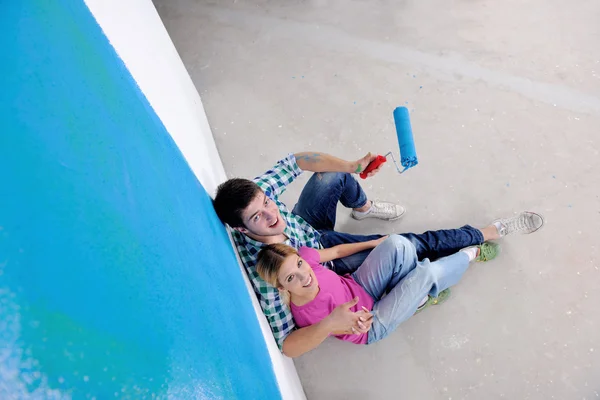 Jovem cople feliz relaxante depois de pintar em nova casa — Fotografia de Stock