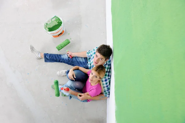 Glad ung cople avkopplande efter målning i nytt hem — Stockfoto