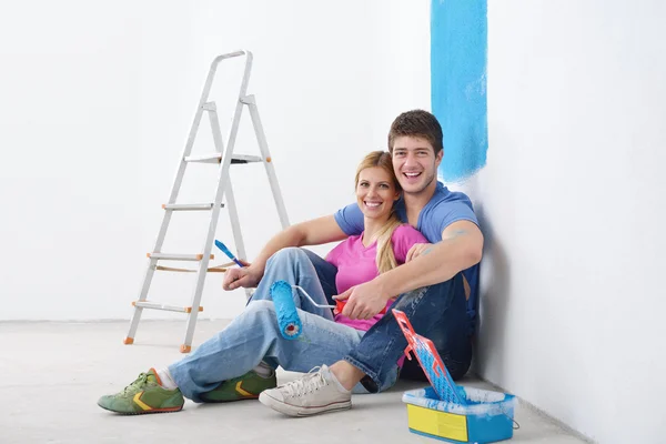 Jovem cople feliz relaxante depois de pintar em nova casa — Fotografia de Stock