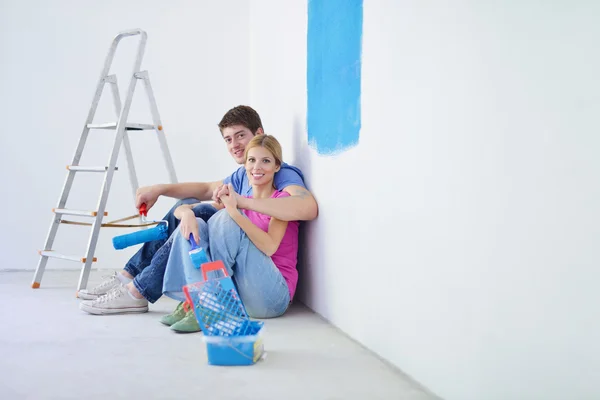 Cople muda yang bahagia santai setelah melukis di rumah baru — Stok Foto