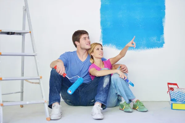 Lykkelig par maler vegg i nytt hjem – stockfoto