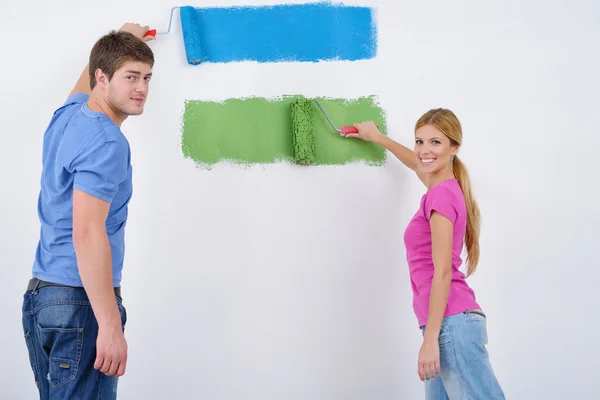 Boldog pár festék fal az új otthon — Stock Fotó
