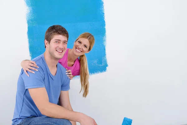 Heureux couple mur de peinture à la nouvelle maison — Photo