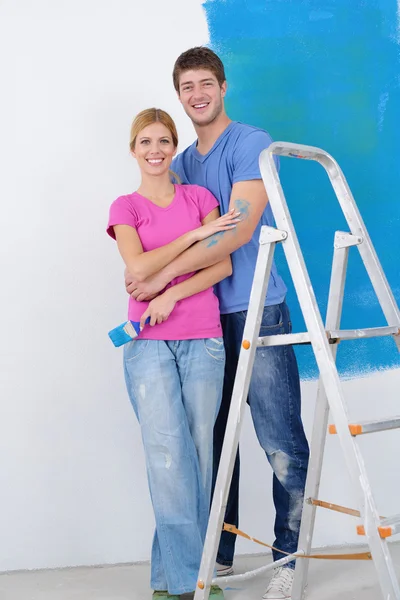 Parete di vernice coppia felice a nuova casa — Foto Stock