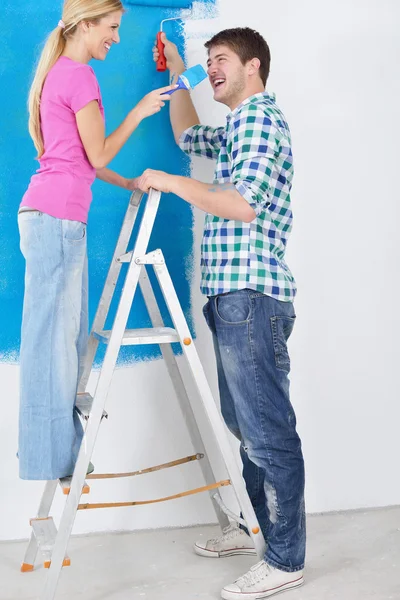 Mutlu çift yeni evinde duvarları boyuyor. — Stok fotoğraf