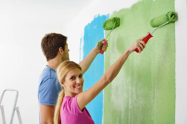 Heureux couple mur de peinture à la nouvelle maison — Photo