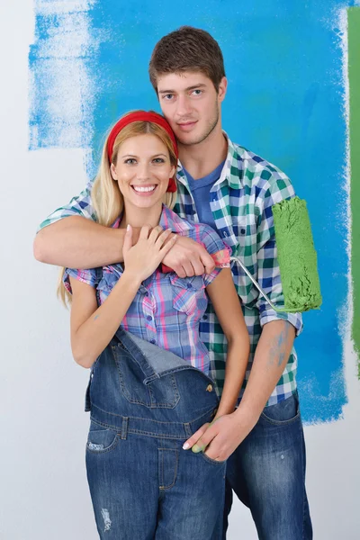 Lyckligt par färg vägg på nytt hem — Stockfoto