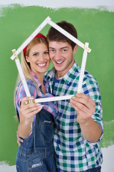 幸福的夫妻在新家粉刷墙壁 — 图库照片
