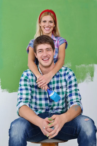 Glückliches Paar bemalt Wand im neuen Zuhause — Stockfoto
