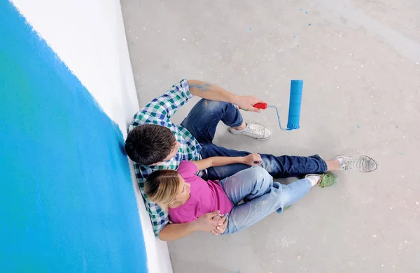Szczęśliwy młodych ludzi relaks po malowaniu w nowym domu Obrazek Stockowy