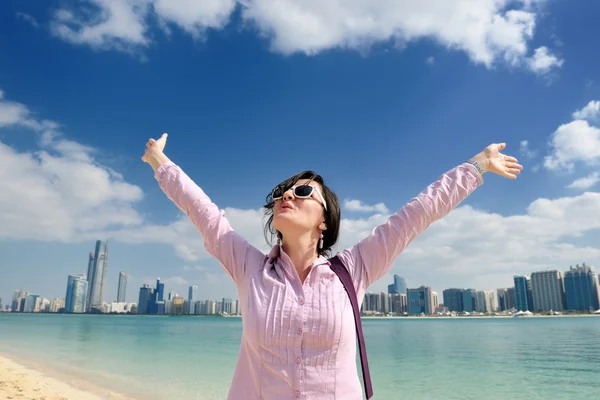 Mujer turista feliz — Foto de Stock
