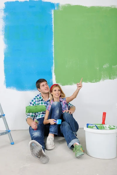 Glad ung cople avkopplande efter målning i nytt hem — Stockfoto