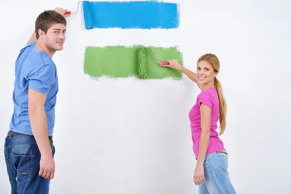 Mutlu çift yeni evinde duvarları boyuyor. — Stok fotoğraf