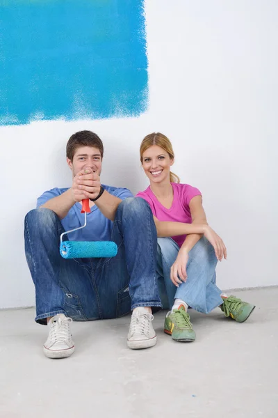 新しい家で絵を描いてリラックスした幸せな若いカップル — ストック写真