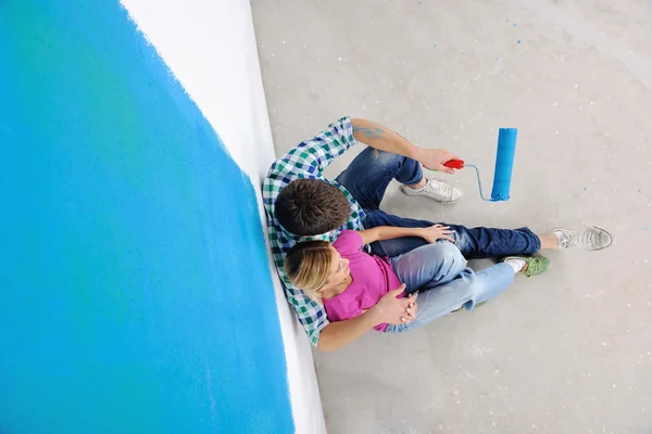 Szczęśliwy młodych ludzi relaks po malowaniu w nowym domu Zdjęcie Stockowe