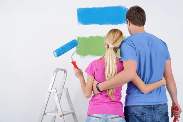 Lyckligt par färg vägg på nytt hem Stockfoto