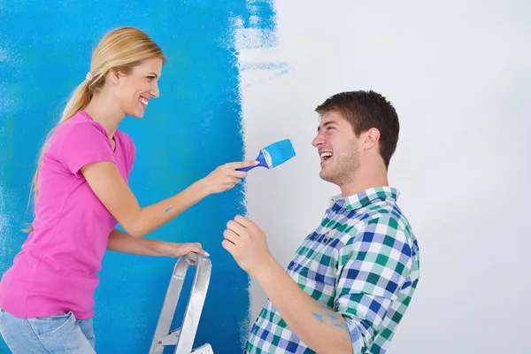 Parete di vernice coppia felice a nuova casa — Foto Stock