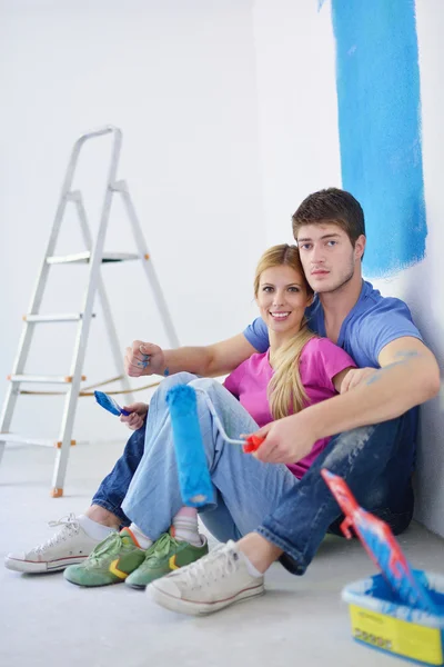 Szczęśliwy młodych ludzi relaks po malowaniu w nowym domu — Zdjęcie stockowe