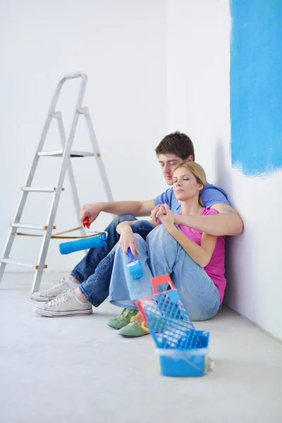 Felice giovane copla rilassante dopo la pittura in nuova casa — Foto Stock
