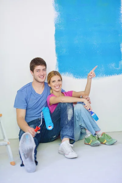 Boldog fiatal cople pihentető festés után az új otthon — Stock Fotó
