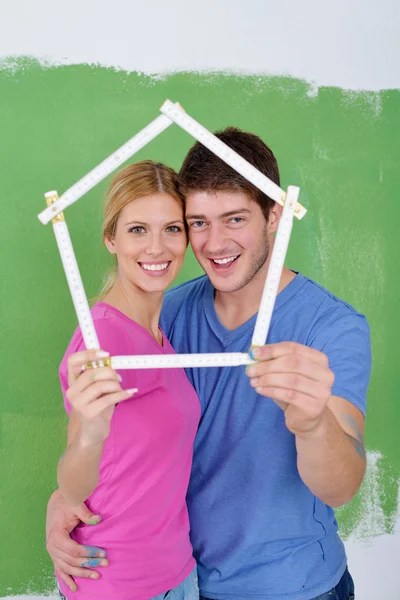 Boldog pár festék fal az új otthon — Stock Fotó