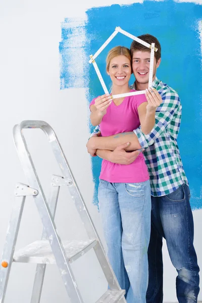 新しい家で幸せなカップルペイントの壁 — ストック写真