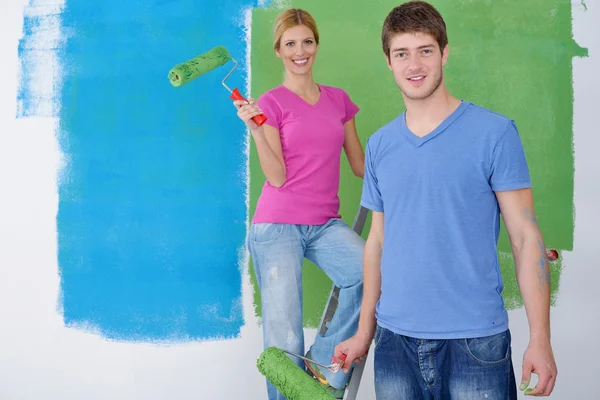 Lykkelig par maler vegg i nytt hjem – stockfoto