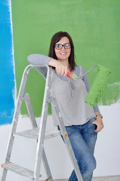 Mujer sonriente feliz pintura interior de la casa —  Fotos de Stock