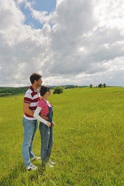 portre romantik genç çiftin birlikte gülümseyen açık