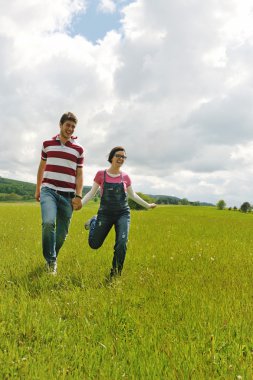 portre romantik genç çiftin birlikte gülümseyen açık