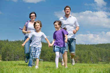 mutlu genç aile açık havada eğlence var