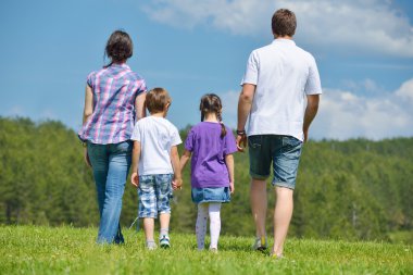 mutlu genç aile açık havada eğlence var