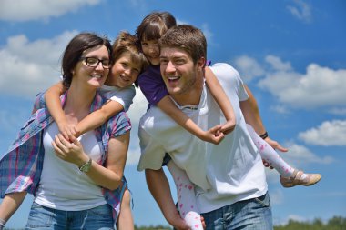 mutlu genç aile açık havada eğlence var