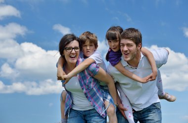 mutlu genç aile açık havada eğlence var