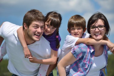 mutlu genç aile açık havada eğlence var