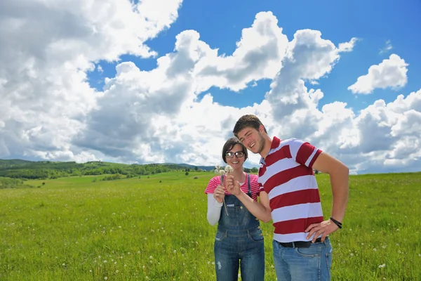 Retrato de pareja joven y romántica sonriendo juntos al aire libre —  Fotos de Stock