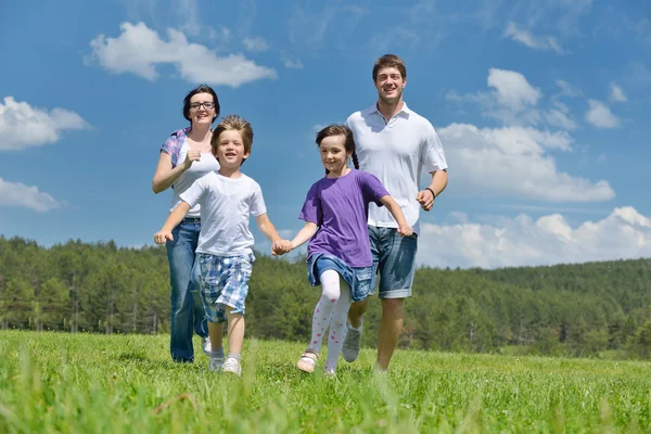 Gelukkige jonge familie plezier buitenshuis — Stockfoto