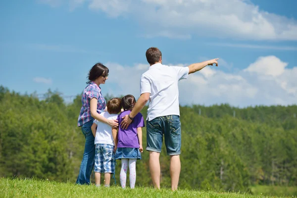 Счастливая молодая семья развлекается на свежем воздухе — стоковое фото