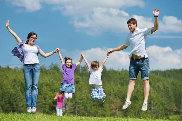 Gelukkige jonge familie plezier buitenshuis — Stockfoto