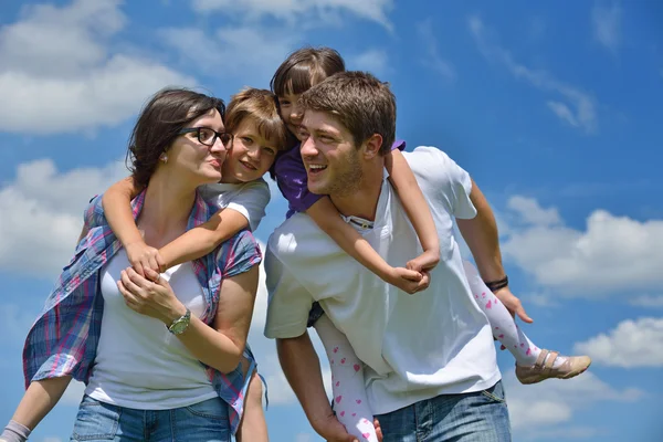 Gelukkige jonge familie plezier buitenshuis — Stockfoto